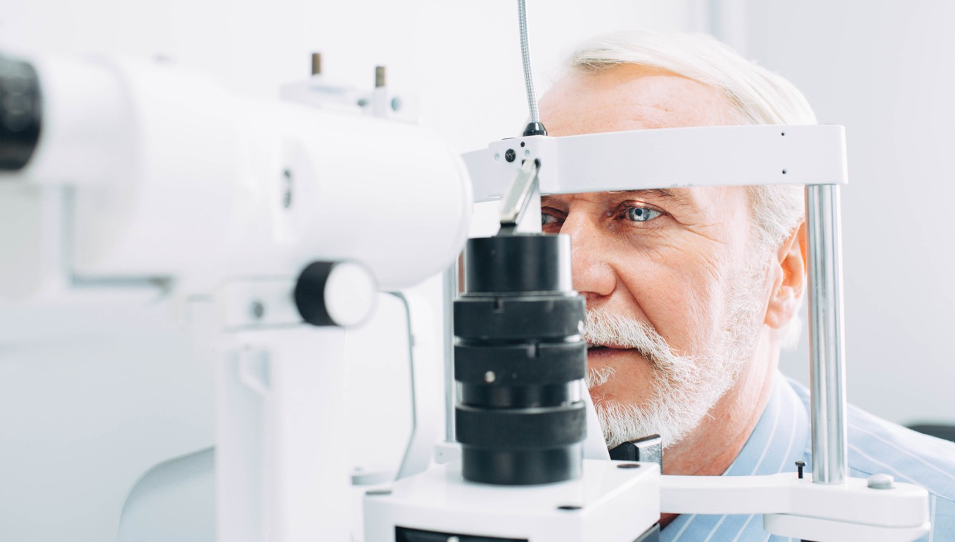 senior-man-in-medical-eye-exam